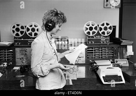 Todd, Trainee Journalist, abgebildet im Newsroom der BRMB Radio, Birmingham, 14. Februar 1974 zu verklagen. BRMB - Start am 19. - werden die vierte unabhängige lokale kommerzielle Radiostation zu beginnen Rundfunk in Großbritannien. Stockfoto