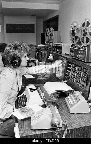 Todd, Trainee Journalist, abgebildet im Newsroom der BRMB Radio, Birmingham, 14. Februar 1974 zu verklagen. BRMB - Start am 19. - werden die vierte unabhängige lokale kommerzielle Radiostation zu beginnen Rundfunk in Großbritannien. Stockfoto