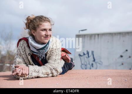 Porträt einer jungen Frau am Kreisverkehr liegen und lächelnd Bayern München