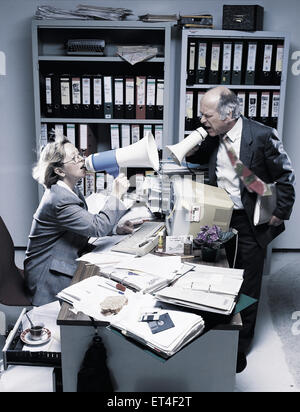 Hamburg, Deutschland, Frau und Mann mit Megaphonen anzuschreien Stockfoto