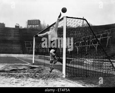 Charlton Athletic Torwart Sam Bartram kippt einen Schuss um die Bar während einer Trainingseinheit in The Valley.  Januar 1951 Stockfoto