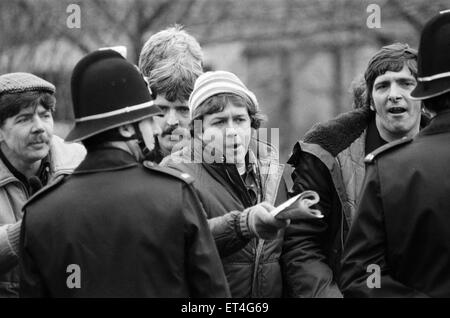 Miners Strike 1984-1985, abgebildet. Streikposten und Polizei an Lea Hall Zeche, Rugeley, Staffordshire, England, Montag, 26. März 1984. Arthur Scargill, Präsident von NUM, erklärte, dass Streiks in den verschiedenen Bereichen der Kohle wurden zu einem landesweiten Streik und Stockfoto