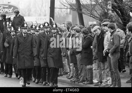 Miners Strike 1984-1985, abgebildet. Streikposten und Polizei an Lea Hall Zeche, Rugeley, Staffordshire, England, Montag, 26. März 1984. Arthur Scargill, Präsident von NUM, erklärte, dass Streiks in den verschiedenen Bereichen der Kohle wurden zu einem landesweiten Streik und Stockfoto