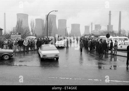 Miners Strike 1984-1985, abgebildet. Streikposten und Polizei an Lea Hall Zeche, Rugeley, Staffordshire, England, Montag, 26. März 1984. Arthur Scargill, Präsident von NUM, erklärte, dass Streiks in den verschiedenen Bereichen der Kohle wurden zu einem landesweiten Streik und Stockfoto