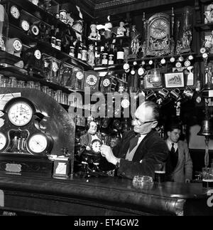 Douglas, Isle of man Herrn J H Tulloch, dem Vermieter das Shakespeare Hotel und Pub ist ein großer Sammler von Uhren. Er hat etwa 200 stehen überall in der Kneipe. 7. Mai 1954. Stockfoto