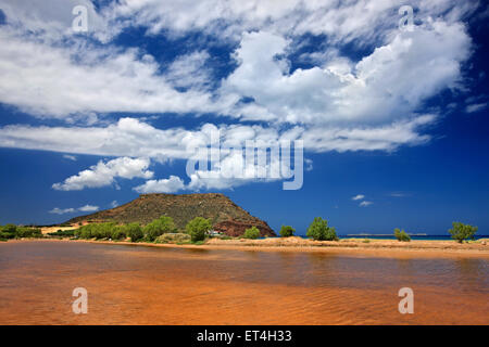 Hiona (oder "Chiona") Strand & Feuchtgebiet nahe Dorf Palekastro, Sitia, Lasithi, Kreta, Griechenland. In den Hintergrund-Kastri-Hügel. Stockfoto