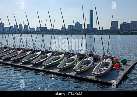 Segelboote für Regatta am Charles River in Cambridge mit Skyline von Boston über Fluss. Stockfoto