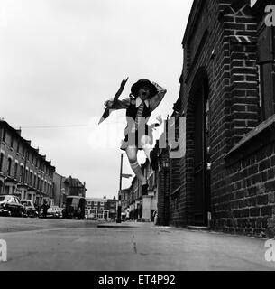 Prunella Scales, im Alter von Schauspielerin 29 Jahre alt, gekleidet wie ein Schulmädchen, 20. August 1962. Stockfoto