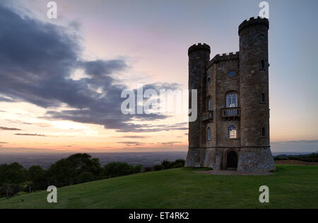 Broadway Tower mit Blick ins Tal nach Sonnenuntergang Cotswolds, UK Stockfoto