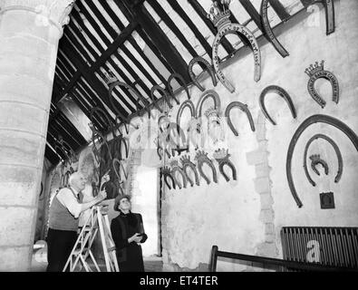 Die Hufeisen-Auflistung in Oakham Castle in Oakham, Rutland. Ca. 1952. Stockfoto