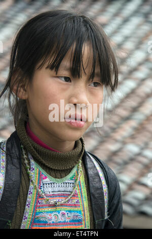 Porträt eines Basha Miao Mädchen, Basha Gun Dorf, Guizhou Provinz, China Stockfoto