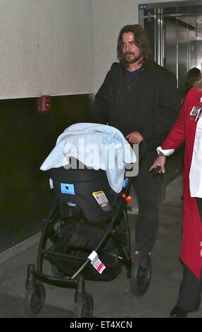 Ein müder Christian Bale kommt am LAX Flughafen sein neues Baby junge in Begleitung seiner Frau Sibi und Tochter Emmeline Kinderwagen schieben.  Mitwirkende: Christian Bale wo: Los Angeles, California, Vereinigte Staaten von Amerika bei: 9. Dezember 2014 Credit: WENN.com Stockfoto