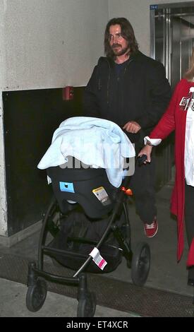 Ein müder Christian Bale kommt am LAX Flughafen sein neues Baby junge in Begleitung seiner Frau Sibi und Tochter Emmeline Kinderwagen schieben.  Mitwirkende: Christian Bale wo: Los Angeles, California, Vereinigte Staaten von Amerika bei: 9. Dezember 2014 Credit: WENN.com Stockfoto