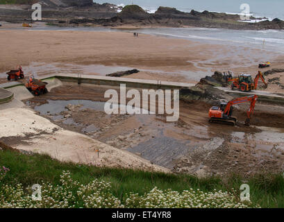 Arbeiten Sie durchgeführt auf dem Meer Pool bei Bude um es bereit für die Sommersaison, Cornwall, UK Stockfoto