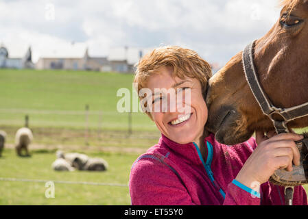 Nahaufnahme der Frau mit ihrem Hund in Ranch Bayern Deutschland Stockfoto