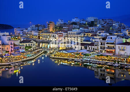 Agios Nikolaos Stadt und der "bodenlose" Überlieferung See, Lasithi, Kreta, Griechenland. Stockfoto