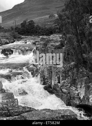 Fällt der Glascarnoch Fluss in Ross und Cromarty. Besucher schauen Lachs springen die Wasserfälle. Highlands, Schottland. 23. August 1951. Stockfoto