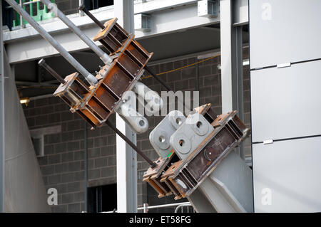 Temporäre Klammern halten die Unterstützung Binden Seile für das neue Dach, Etihad Stadium Südtribüne Ausbau, Manchester, England, UK Stockfoto