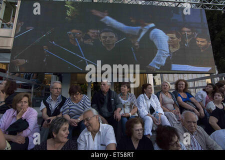 Athen, Griechenland. 11. Juni 2015. Tausende versammeln um ERTs Wiedereröffnung feiern. Hellenic Radio und Fernsehen, ERT, Übernachtung am 11. Juni 2013 öffentliche Entlassungen zu befriedigen heruntergefahren wurde, dem Teil des Memorandums durch die Regierung mit Kreditgebern Griechenlands Samaras unterzeichnet. Bildnachweis: Nikolas Georgiou/ZUMA Wire/ZUMAPRESS.com/Alamy Live-Nachrichten Stockfoto