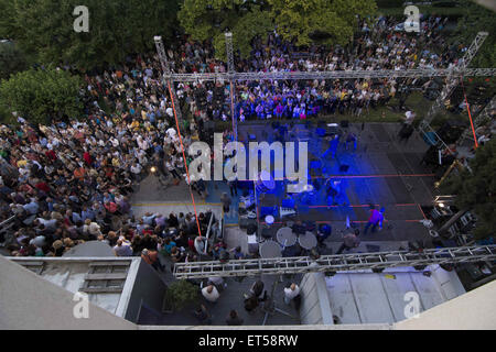 Athen, Griechenland. 11. Juni 2015. Tausende versammeln um ERTs Wiedereröffnung feiern. Hellenic Radio und Fernsehen, ERT, Übernachtung am 11. Juni 2013 öffentliche Entlassungen zu befriedigen heruntergefahren wurde, dem Teil des Memorandums durch die Regierung mit Kreditgebern Griechenlands Samaras unterzeichnet. Bildnachweis: Nikolas Georgiou/ZUMA Wire/ZUMAPRESS.com/Alamy Live-Nachrichten Stockfoto