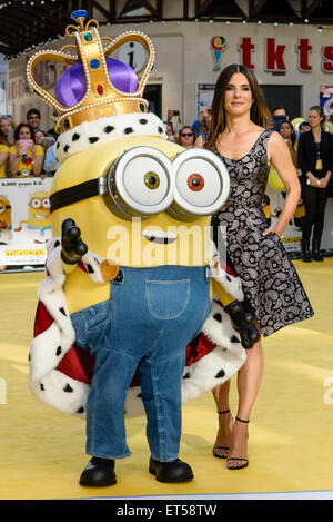 Sandra Bullock kommt auf dem gelben Teppich für die Weltpremiere von "Schergen" am 06.11.2015 im ODEON Leicester Square, London. Bild von Julie Edwards Stockfoto