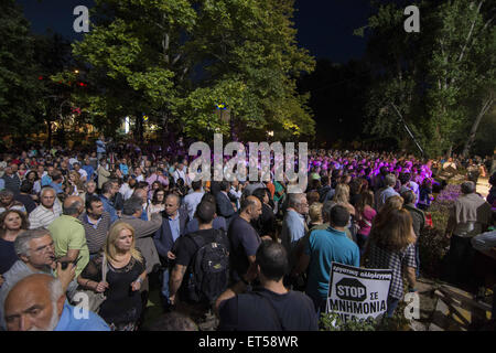 Athen, Griechenland. 11. Juni 2015. Tausende versammeln um ERTs Wiedereröffnung feiern. Hellenic Radio und Fernsehen, ERT, Übernachtung am 11. Juni 2013 öffentliche Entlassungen zu befriedigen heruntergefahren wurde, dem Teil des Memorandums durch die Regierung mit Kreditgebern Griechenlands Samaras unterzeichnet. Bildnachweis: Nikolas Georgiou/ZUMA Wire/ZUMAPRESS.com/Alamy Live-Nachrichten Stockfoto