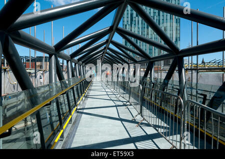 The Exhibition Bridge, Whitworth Street, Deansgate-Castlefield, Manchester, England, Großbritannien. Kurz vor Abschluss einer umfassenden Renovierung. Stockfoto