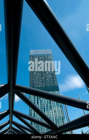 Der Beetham Tower von der Exhibition Bridge, Whitworth Street, Deansgate-Castlefield, Manchester, England, Großbritannien Stockfoto