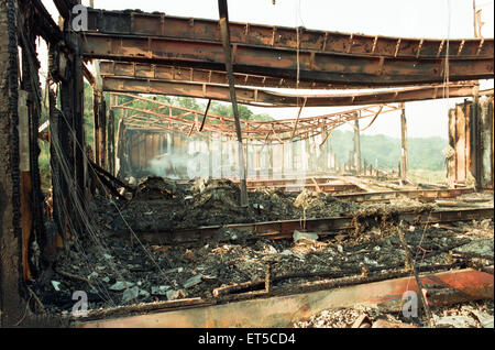 Ein Feuer brannte völlig Eston Skidorf Gebäude. 22. August 1996. Stockfoto