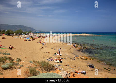 Der Strand in der Nähe der archäologischen Stätte von Malia (bekannt als "Archeotites" oder "Potami"), Heraklion, Kreta, Griechenland. Stockfoto