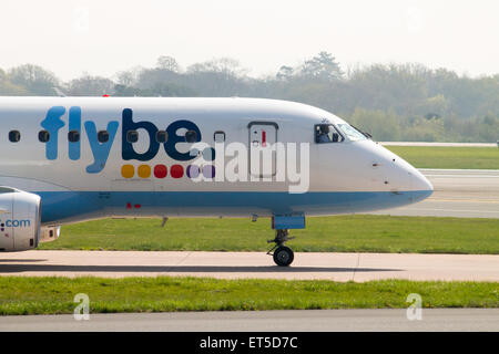 Flybe Embraer ERJ-175 (G-FBJB) des Rollens auf Manchester International Airport Taxiway. Stockfoto