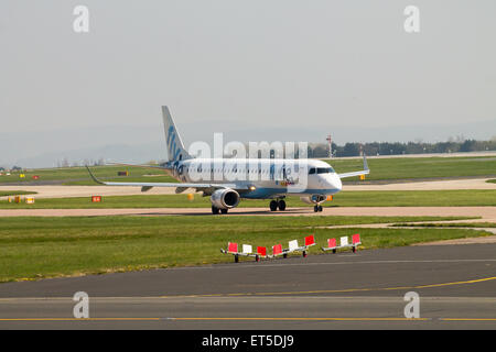 Flybe Embraer ERJ-195 (G-FBEI) des Rollens auf Manchester International Airport Taxiway. Stockfoto