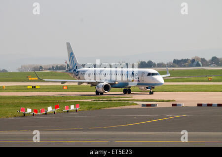 Flybe Embraer ERJ-195 (G-FBEI) des Rollens auf Manchester International Airport Taxiway. Stockfoto