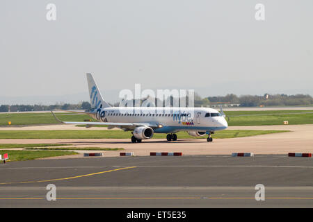 Flybe Embraer ERJ-195 (G-FBEI) des Rollens auf Manchester International Airport Taxiway. Stockfoto