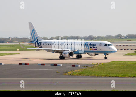 Flybe Embraer ERJ-195 (G-FBEI) des Rollens auf Manchester International Airport Taxiway. Stockfoto