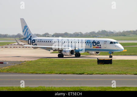 Flybe Embraer ERJ-195 (G-FBEI) des Rollens auf Manchester International Airport Taxiway. Stockfoto