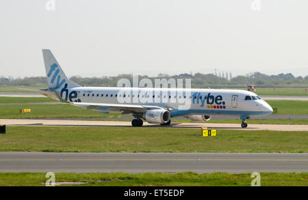 Flybe Embraer ERJ-195 (G-FBEI) des Rollens auf Manchester International Airport Taxiway. Stockfoto