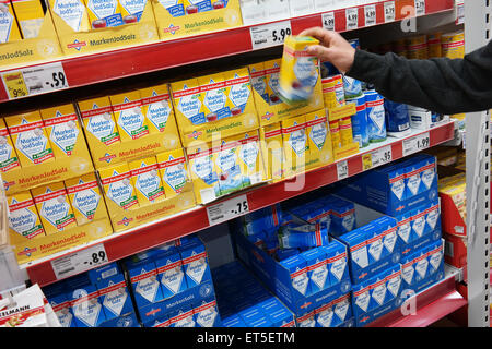 Gang mit gepackten Kochsalz in einem Supermarkt Kaufland. Stockfoto