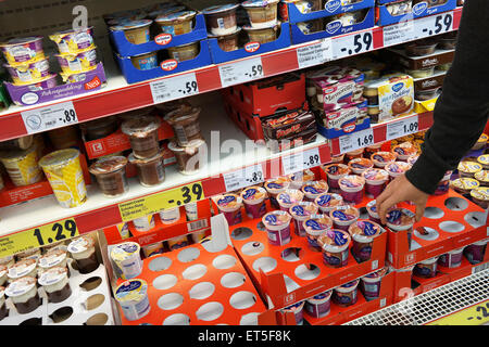 Pudding und Puddings in einem Supermarkt Stockfoto