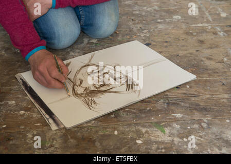 Künstlerin die Skizze im Art Studio, Bayern, Deutschland Stockfoto