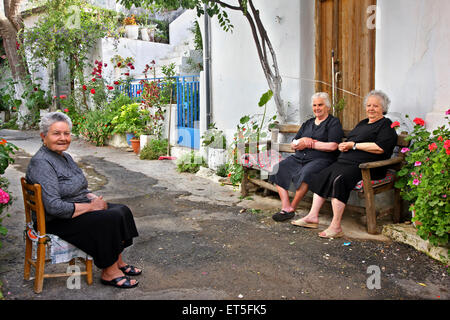 Schöne alte Damen Avdou Village, Hersonissos Gemeinde, Heraklion, Kreta, Griechenland Stockfoto