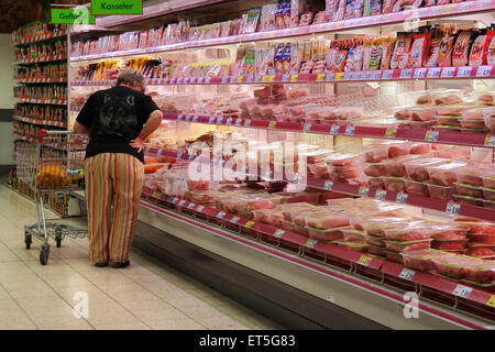 Deutschland - Mai 2015: Kunde auswählen verpacktes Fleisch im Kühlregal von einem Kaufland SB-Warenhaus Stockfoto