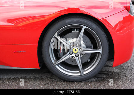 FRANCORCHAMPS, BELGIUM - MAY 2015: Close-up of a wheel with carbon ceramics brake of a Ferrari sportscar designed by Pininfarina Stockfoto
