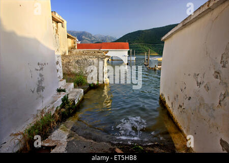 Sfendyli, die "sinkenden" Dorf im künstlichen See erstellt durch den Damm von Aposelemis, Heraklion, Kreta, Griechenland Stockfoto