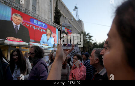 Athen, Griechenland. 11. Juni 2015. Tausende von Griechen versammeln sich im Innenhof der Hellenic Broadcasting Corporation (ERT) zentrale anlässlich der Wiedereröffnung in Athen, am 11. Juni 2015. Vor zwei Jahren geschlossen, als Teil der früheren griechischen Regierung strenge Maßnahmen, gehörte ERTs Wiedereröffnung der Wahlversprechen der linken Syriza-Regierung, die im Januar an die Macht kam. Bildnachweis: Marios Lolos/Xinhua/Alamy Live-Nachrichten Stockfoto