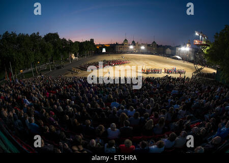 Horse Guards Parade, London, UK. 11. Juni 2015.  Der Ehrengast ist HRH The Duchess of Cornwall bei The Haushalt Division gegen Rückzug Waterloo 200 der findet vor einem verpackten Publikum und verfügt über eine musikalische Nachstellung der Schlacht von Waterloo, anlässlich des 200. Jahrestages. Bildnachweis: Malcolm Park Leitartikel/Alamy Live-Nachrichten Stockfoto