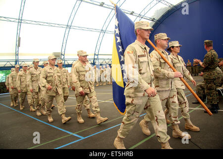 Banja Luka, Bosnien und Herzegowina. 11. Juni 2015. Abschiedszeremonie ist für 45 Soldaten der Infanterie-Einheit der Streitkräfte von Bosnien und Herzegovina(BiH) in Unterstützung der Friedensmission in Afghanistan, in der Nähe von Banja Luka, nördlichen Bosnien und Herzegowina, am 11. Juni 2015 statt. Bildnachweis: Borislav Zdrinja/Xinhua/Alamy Live-Nachrichten Stockfoto