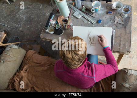 Künstlerin die Skizze im Art Studio, Bayern, Deutschland Stockfoto