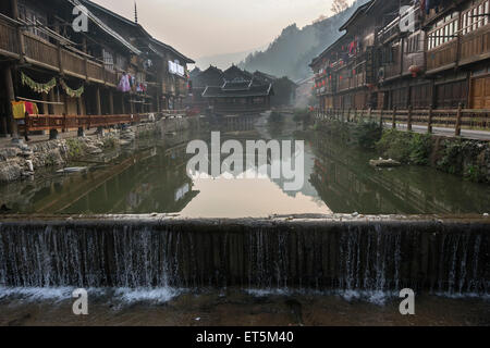 Dong-Häuser auf dem Nanjiang Fluss, Zhaoxing Dong Dorf, Guizhou Provinz, China Stockfoto