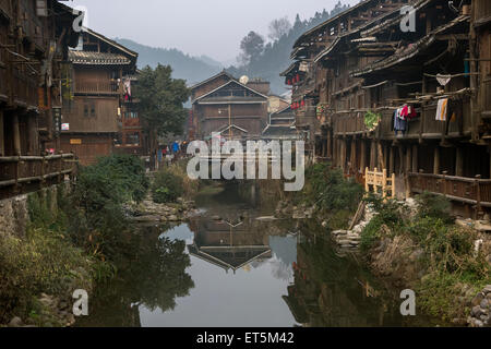 Dong-Dorf-Szene durch die Nanjiang River, Zhaoxing Dong Dorf, Guizhou Provinz, China Stockfoto